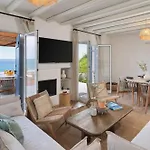 Lara - Stylish Retreat With Access Villa