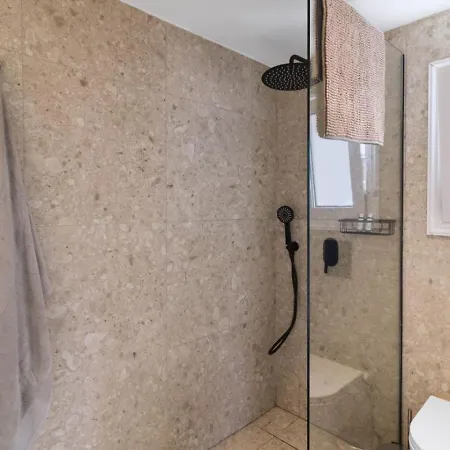 Lara - Stylish Retreat With Access Pachyammos