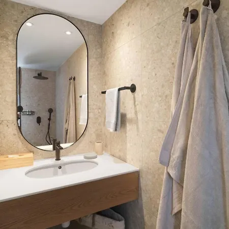 Lara - Stylish Retreat With Access Villa *