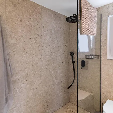 Lara - Stylish Retreat With Access