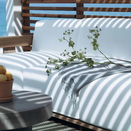 Lara - Stylish Retreat With Access