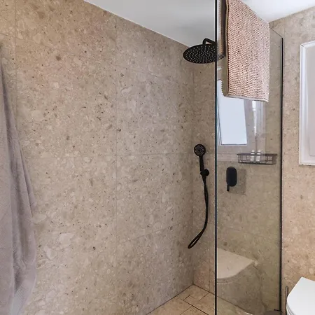 Lara - Stylish Retreat With Access Pachyammos