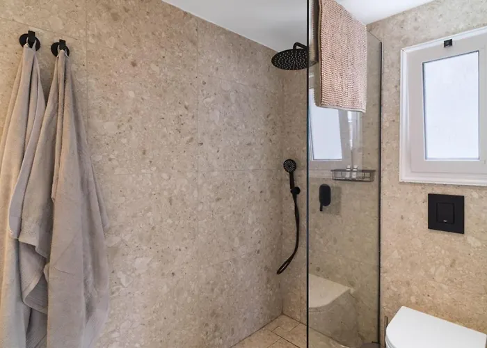 Lara - Stylish Retreat With Access Pachyammos