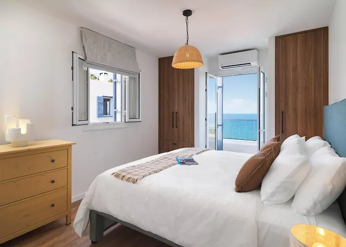 Lara - Stylish Retreat With Access Vila